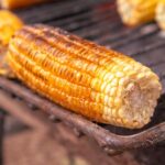 Espiga de milho grelhada na brasa